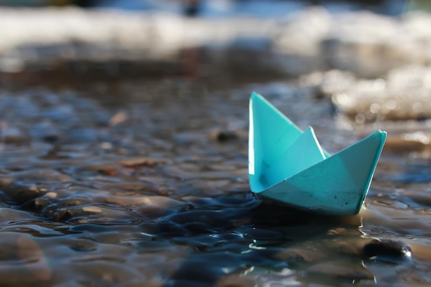 Papierboot in einem Pool