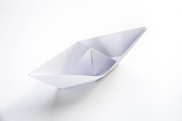 Papierboot-Origami isoliert auf weißem Hintergrund