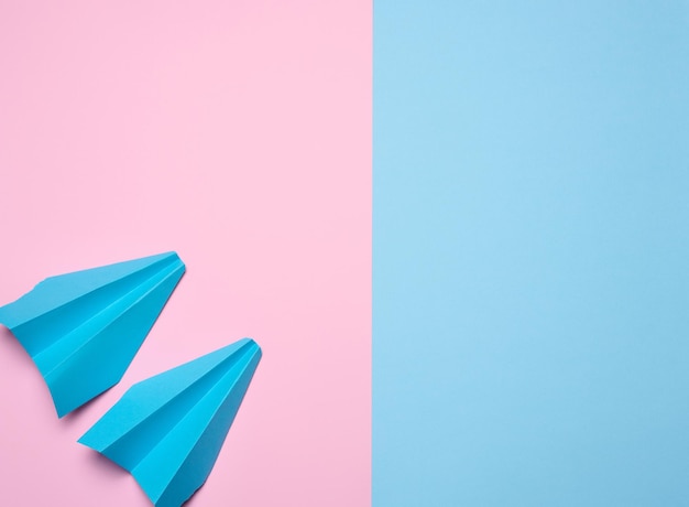 Foto papierflieger auf einem blauen rosa hintergrund reisekonzept draufsicht kopieren sie platz