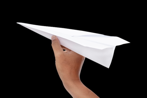 Papierflugzeug in der Hand lokalisiert auf schwarzem Hintergrund