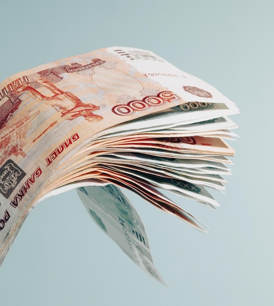 Papiergeld in Stückelungen von und tausend russischen Rubel