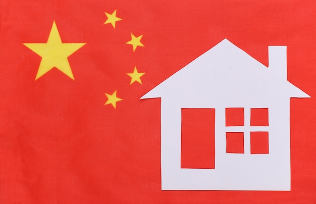 Papierhaus auf der China-Flagge