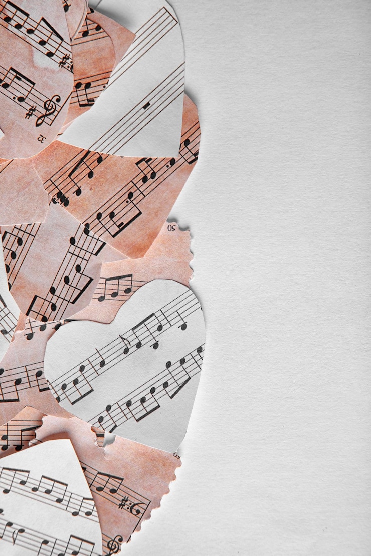 Foto papierherzen mit musiknoten auf weißem hintergrund