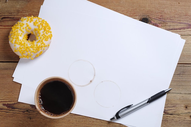 Papierkaffee und Donut