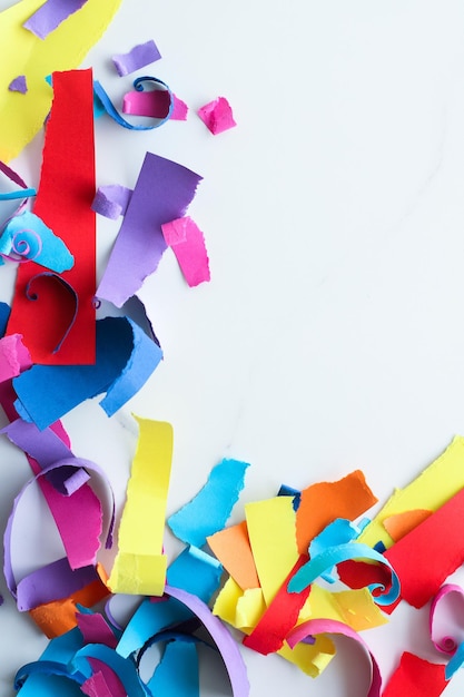 Papierkonfetti auf Marmor-Flatlay-Hintergrund