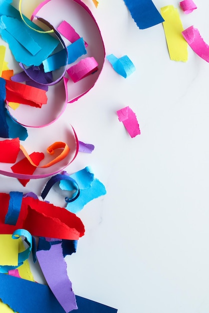 Papierkonfetti auf Marmor-Flatlay-Hintergrund