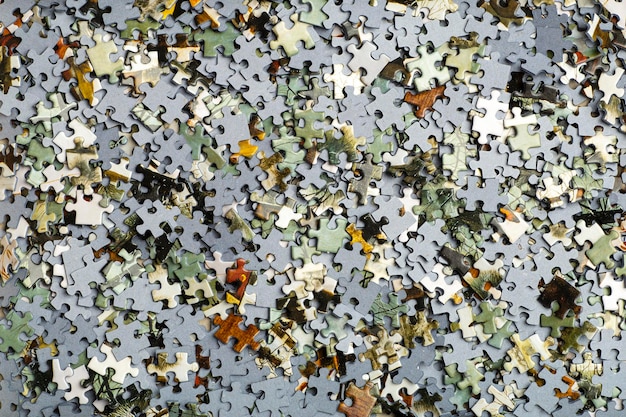 Foto papierkopf mit puzzleteilen auf blauem hintergrund brettspiele für kinder umweltfreundliche materialien