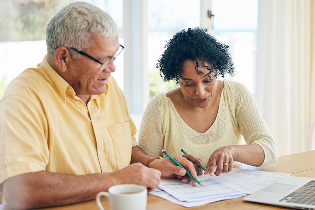 Papierkram-Budget und älteres Paar zu Hause für Rentenfonds, Investitionsplanung oder gemeinsame Vermögensverwaltung. Ältere Menschen oder Frau und Partner lesen Dokumente, Finanzdarlehen oder Hypotheken