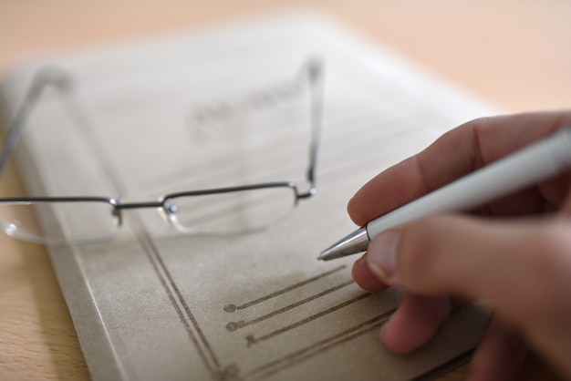 Papierordner mit Gerichtsurkunden auf dem Tisch, Gläser, Stift