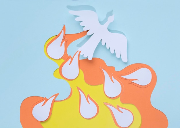 Papierschattenbild einer weißen Taube, die den heiligen Geist und die Flammen mit sieben Geschenken darstellt
