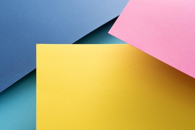 Papierschichten abstrakter dimensionaler Hintergrund geometrisches Layout von gelb-blau-rosa Blättern mit leerem Raum