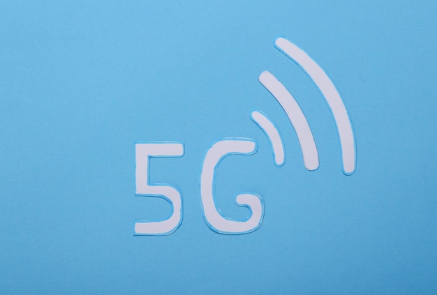 Papierschnitt Wellen Wi-Fi-Symbole und 5G auf blauem Hintergrund