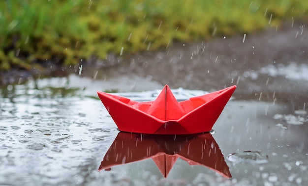 Papierstiefel im Wasser HD-Foto