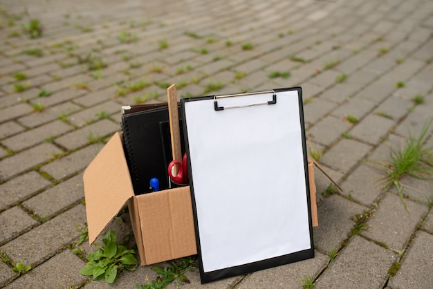 Foto papiertafel mit einer schachtel und briefpapier auf kopfsteinpflaster.