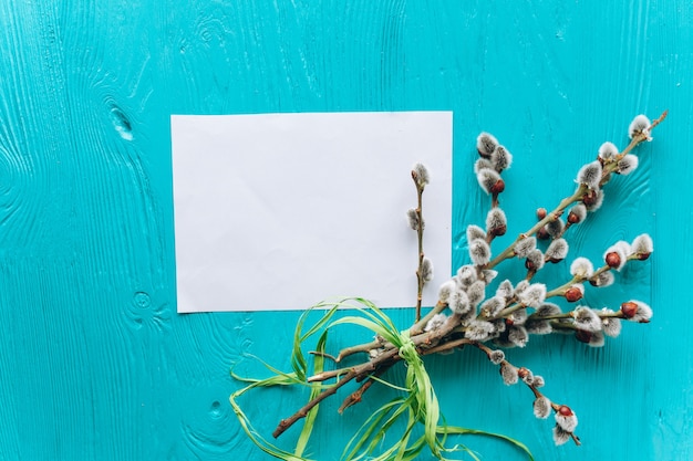 Papiertag für Text auf blauem Hintergrund