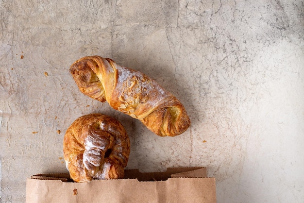 Papiertüte mit Marzipanbrötchen, bestreut mit Nüssen auf altem Vintage-Papierkopienraum