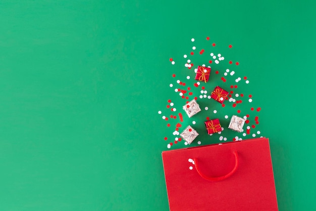 Foto papiertüte mit weihnachtsschmuck geschenkboxen konfetti urlaub shopping und verkaufskonzept