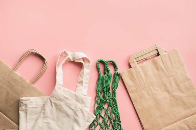 Papiertüten für das Einkaufen des Nullabfalls auf Rosa.