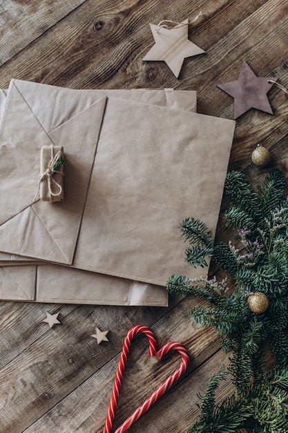 Papiertüten mit Tannenzweigen und Zuckerstangen