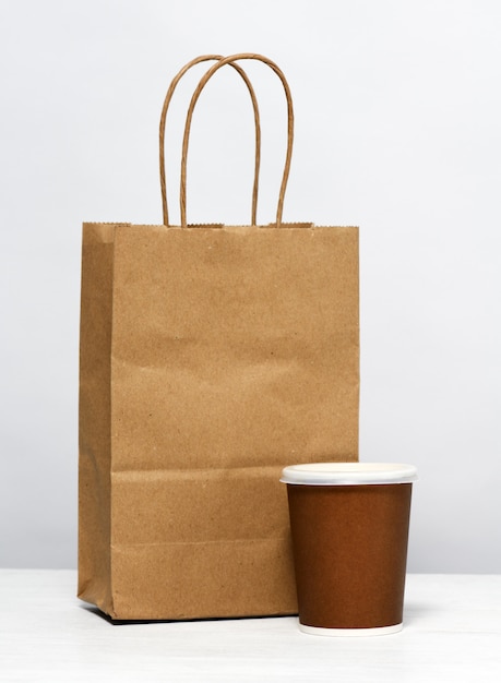 Papierverpackung mit Essen und Kaffee