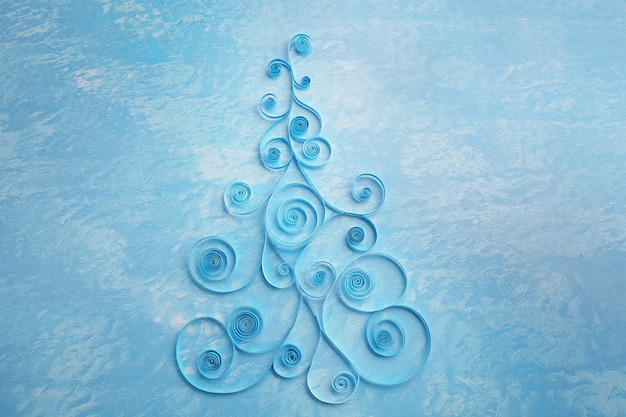 Papierweihnachtsbaum auf blauer Oberfläche