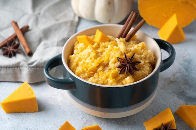 Papilla de arroz con calabaza cocida con vainilla y especias. Servido en un hermoso plato.