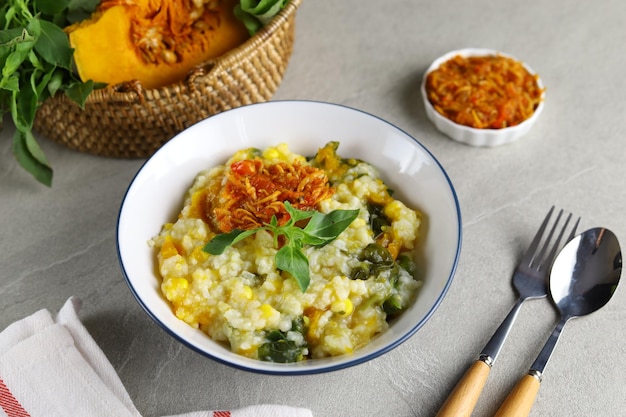 Papilla de arroz tradicional Bubur Manado mezclada con verduras de calabaza y maíz