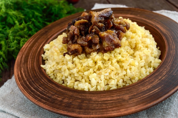 Foto papilla de trigo tradicional oriental con carne