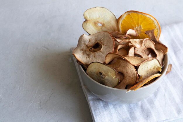 Papillas de frutas en una servilleta a rayas bocadillos de manzana y papas fritas de pera