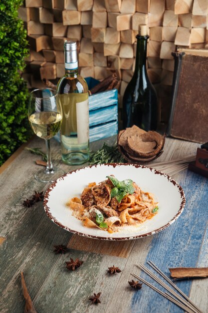 Pappardelle con carne y queso parmesano rallado