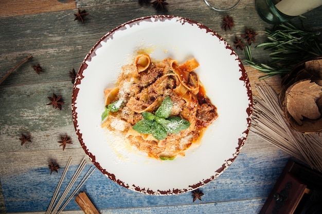 Pappardelle con carne y queso parmesano rallado