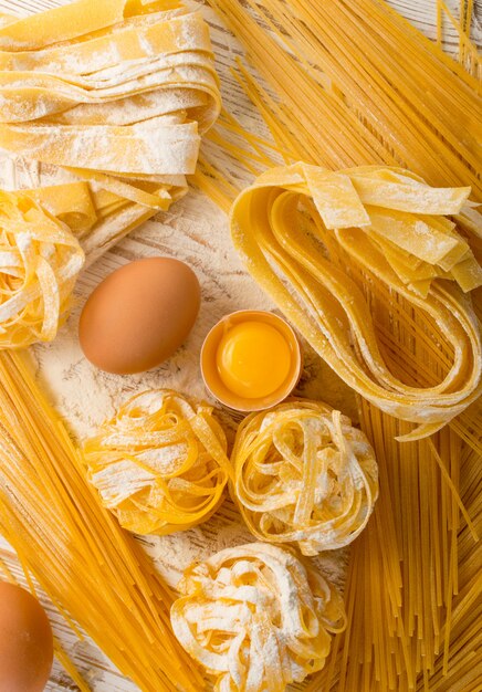 Pappardelle, fettuccine ou tagliatelle de massa italiana amarela crua