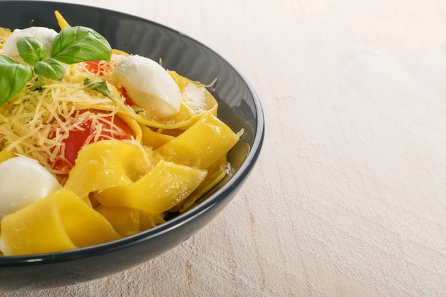 Pappardelle, fettuccine ou tagliatelle de massas italianas amarelas