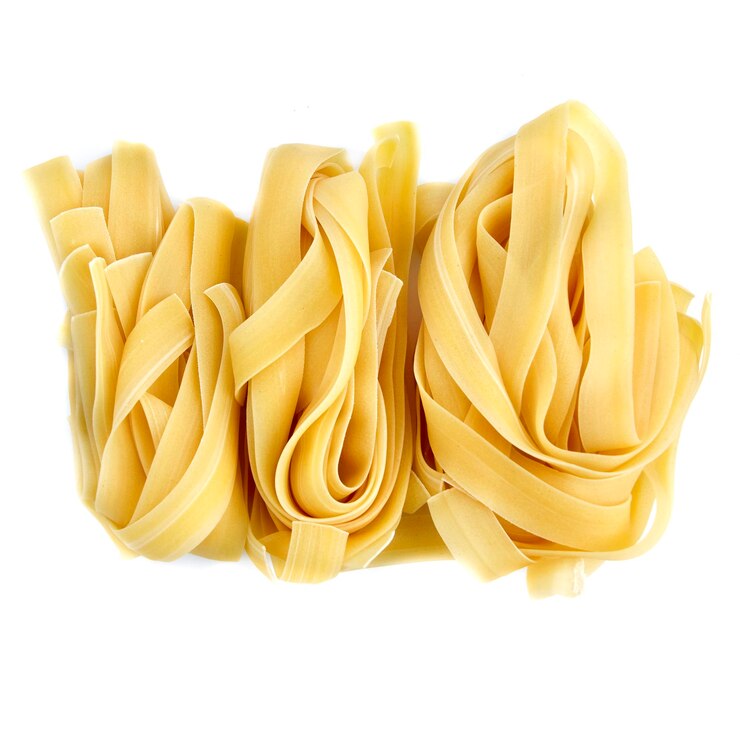 Foto pappardelle sobre un fondo blanco