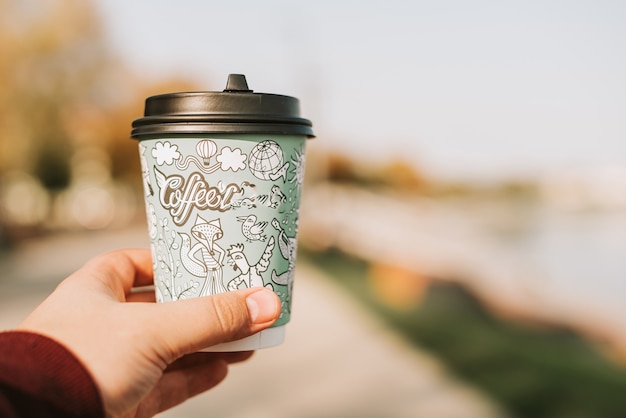 Pappbecher Kaffee in der Hand Nahaufnahme