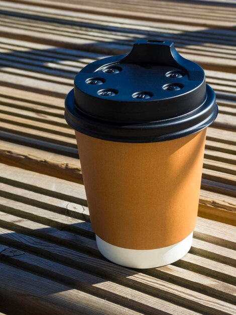 Pappbecher mit Deckel Kaffeetasse auf Holzoberfläche Straßenkaffee