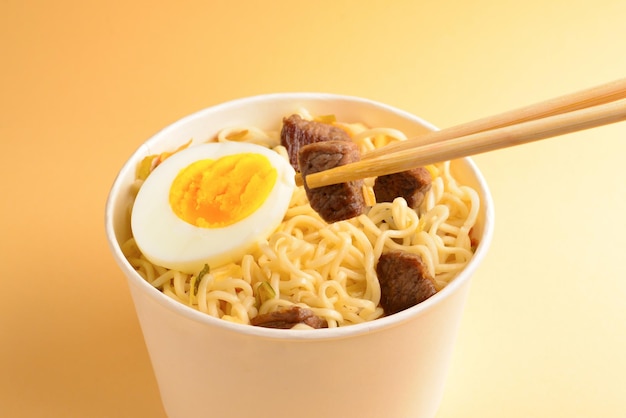 Pappbecher mit Instant-Ramen-Nudeln mit Rindfleisch und Gemüse.