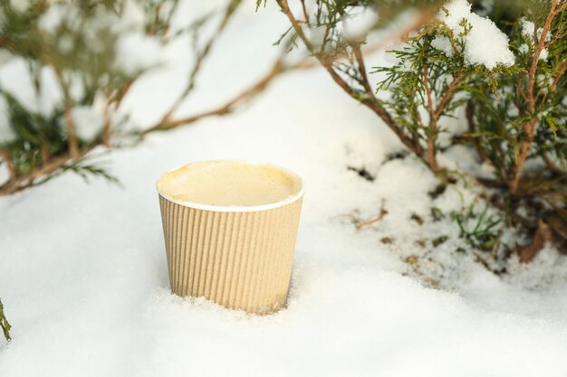 Pappbecher mit Kaffee im Freien im Winter