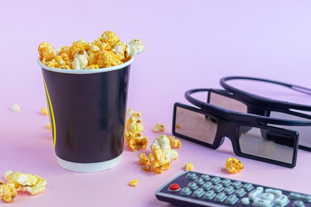 Pappbecher mit Popcorn, 3D-Brille und TV-Fernbedienung