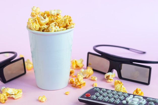 Pappbecher mit Popcorn, 3D-Brille und TV-Fernbedienung