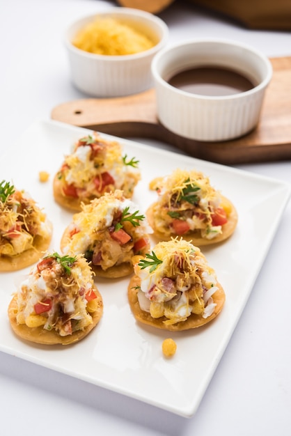 Papri O Papdi chat También conocido como Sev Batata Puri: bocadillos indios populares o comida callejera, enfoque selectivo