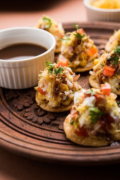 Papri O Papdi chat También conocido como Sev Batata Puri: bocadillos indios populares o comida callejera, enfoque selectivo