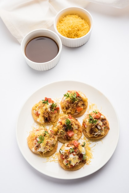 Papri O Papdi chat También conocido como Sev Batata Puri: bocadillos indios populares o comida callejera, enfoque selectivo