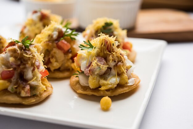 Papri ODER Papdi Chat Auch bekannt als Sev Batata Puri - beliebte indische Snacks oder Streetfood, selektiver Fokus