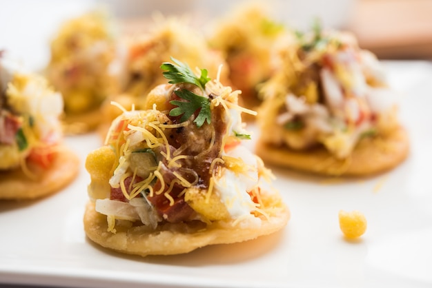 Papri ODER Papdi Chat Auch bekannt als Sev Batata Puri - beliebte indische Snacks oder Streetfood, selektiver Fokus