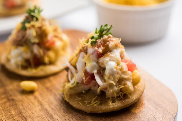 Papri OR Papdi chat Também conhecido como Sev Batata Puri - lanches populares indianos ou comida de rua, foco seletivo