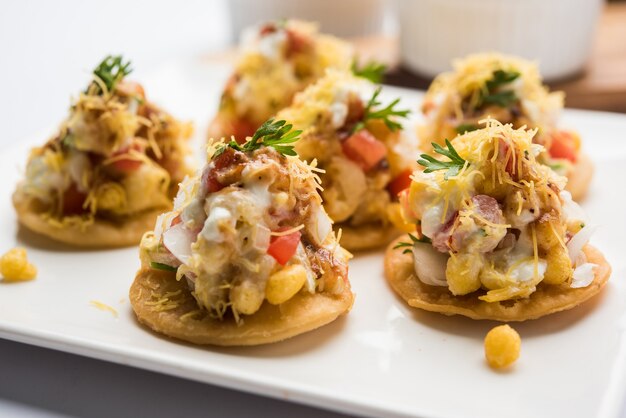 Papri OR Papdi chat Também conhecido como Sev Batata Puri - lanches populares indianos ou comida de rua, foco seletivo