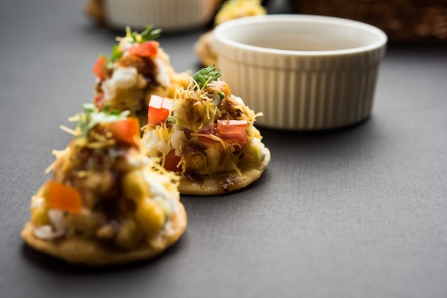 Papri OR Papdi chat Também conhecido como Sev Batata Puri - lanches populares indianos ou comida de rua, foco seletivo