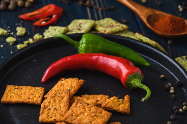 Páprica de pimenta de alho em uma colher de pau e especiarias