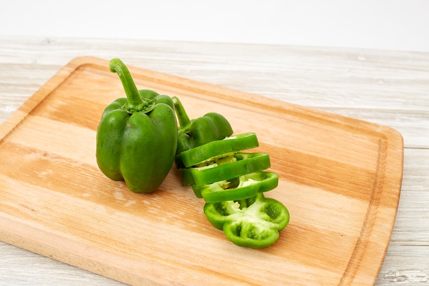 Páprica verde na tábua de madeira